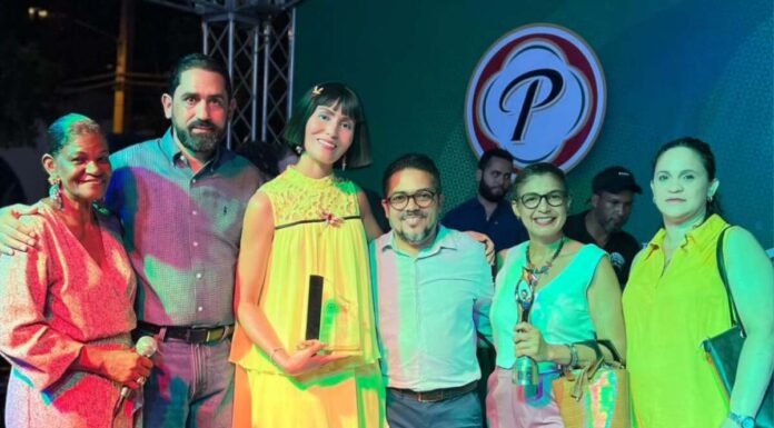 Via:Tyrone Dotel Actriz Nileny Dippton es reconocida por la Asociación de Profesionales de Cabrera (APRODECA)