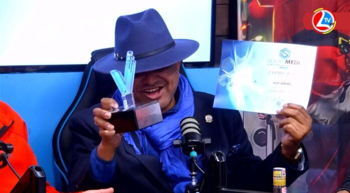 Por Karina Rivera : El periodista José Zabala recibe su estatuilla de los View Awards en La Hora del Bochinche y se emociona hasta las lágrimas.
